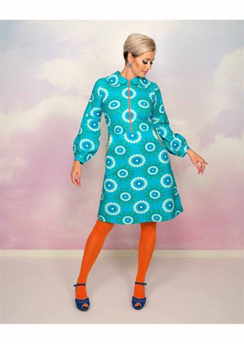 Blå kjole i cool retro-mønster fra MARGOT